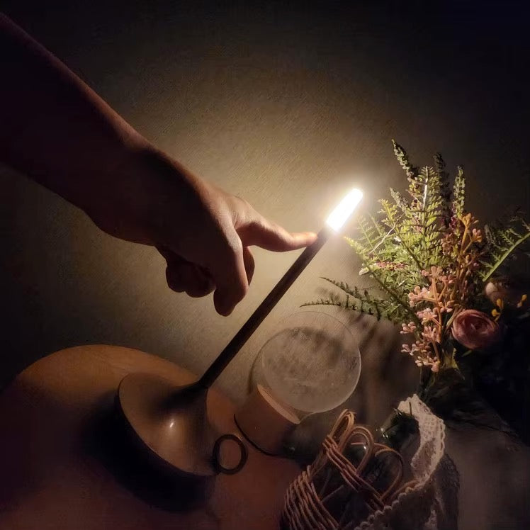 Superbe lampe en métal en forme de bougie avec interrupteur tactile, recharge USB, éclairage blanc chaud ajustable, design créatif pour une ambiance chaleureuse et vintage. La livraison prioritaire est offerte !