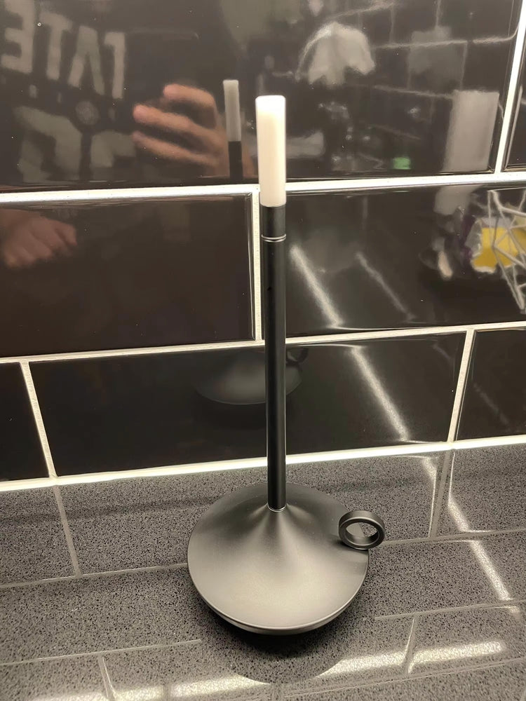 Superbe lampe en métal en forme de bougie avec interrupteur tactile, recharge USB, éclairage blanc chaud ajustable, design créatif pour une ambiance chaleureuse et vintage. La livraison prioritaire est offerte !
