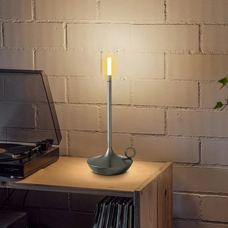Superbe lampe en métal en forme de bougie avec interrupteur tactile, recharge USB, éclairage blanc chaud ajustable, design créatif pour une ambiance chaleureuse et vintage. La livraison prioritaire est offerte !