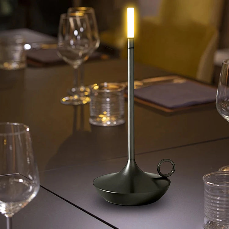 Superbe lampe en métal en forme de bougie avec interrupteur tactile, recharge USB, éclairage blanc chaud ajustable, design créatif pour une ambiance chaleureuse et vintage. La livraison prioritaire est offerte !