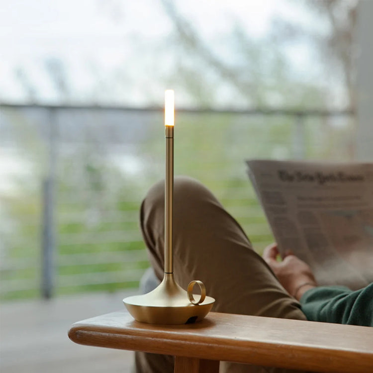 Superbe lampe en métal en forme de bougie avec interrupteur tactile, recharge USB, éclairage blanc chaud ajustable, design créatif pour une ambiance chaleureuse et vintage. La livraison prioritaire est offerte !