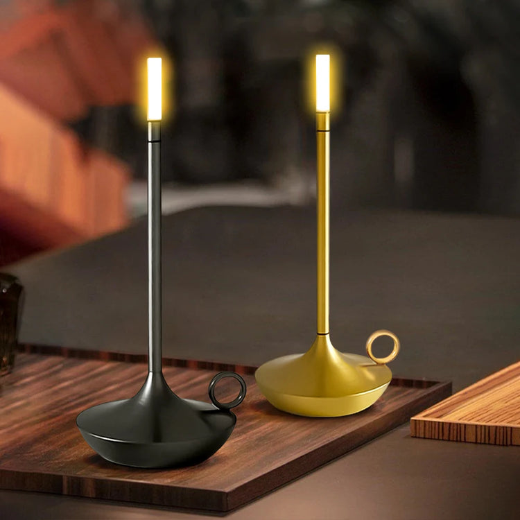 Superbe lampe en métal en forme de bougie avec interrupteur tactile, recharge USB, éclairage blanc chaud ajustable, design créatif pour une ambiance chaleureuse et vintage. La livraison prioritaire est offerte !