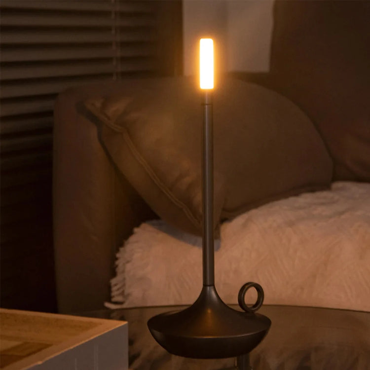 Superbe lampe en métal en forme de bougie avec interrupteur tactile, recharge USB, éclairage blanc chaud ajustable, design créatif pour une ambiance chaleureuse et vintage. La livraison prioritaire est offerte !