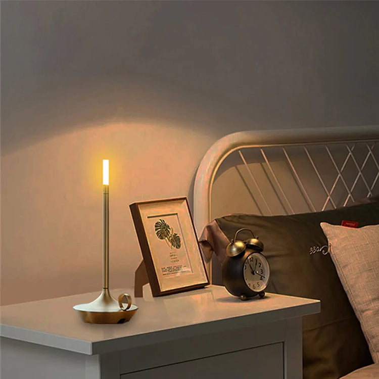 Superbe lampe en métal en forme de bougie avec interrupteur tactile, recharge USB, éclairage blanc chaud ajustable, design créatif pour une ambiance chaleureuse et vintage. La livraison prioritaire est offerte !