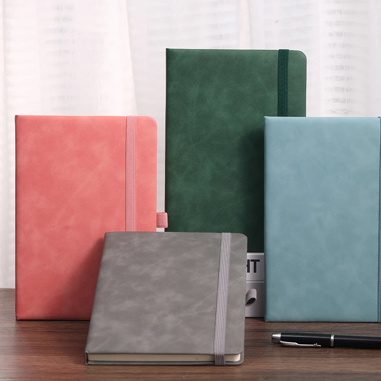 Magnifique carnet de notes ligné avec couverture imitation cuir, élastique de maintien, marque-page, idéal pour journal personnel, carnet de voyage, idées, notes et listes de tâches, 14,8×21cm. Livraison offerte !