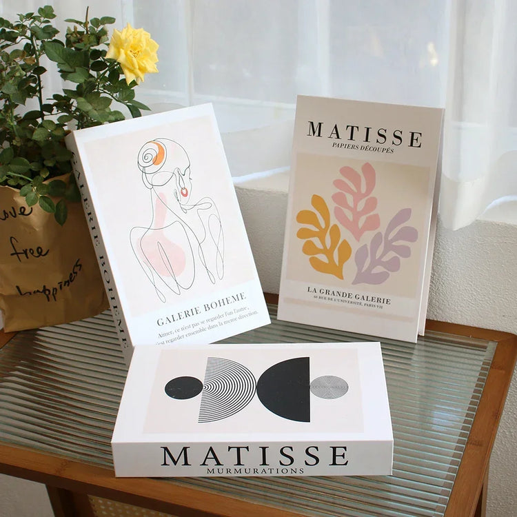 Faux livres décoratifs haut de gamme – Lot de 3 – Qualité premium, réalisme bluffant, utilisation polyvalente pour bibliothèque, étagère ou table basse – Apportez instantanément un look chic et chaleureux à votre intérieur. Livraison prioritaire offerte !