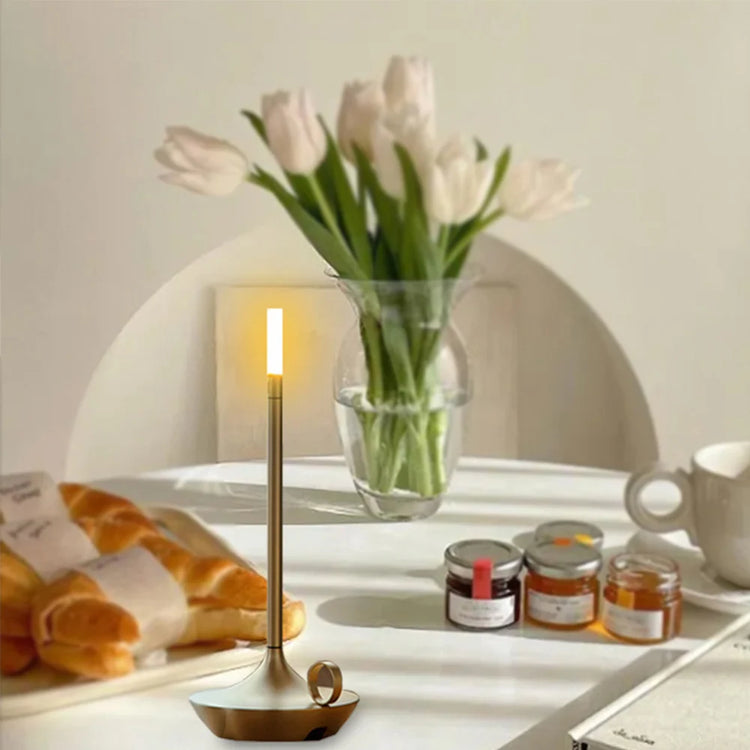 Superbe lampe en métal en forme de bougie avec interrupteur tactile, recharge USB, éclairage blanc chaud ajustable, design créatif pour une ambiance chaleureuse et vintage. La livraison prioritaire est offerte !