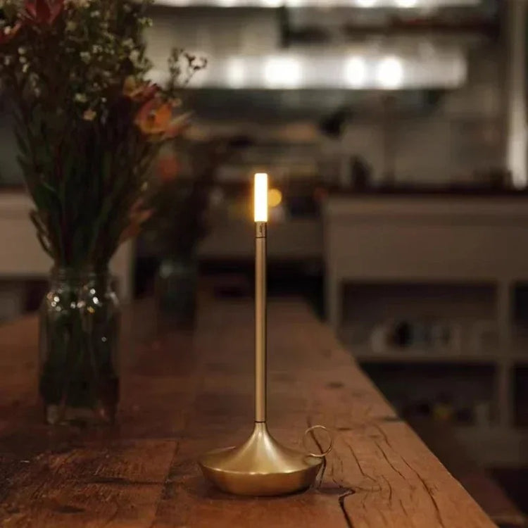 Superbe lampe en métal en forme de bougie avec interrupteur tactile, recharge USB, éclairage blanc chaud ajustable, design créatif pour une ambiance chaleureuse et vintage. La livraison prioritaire est offerte !
