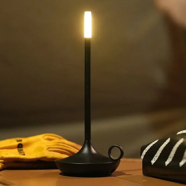 Superbe lampe en métal en forme de bougie avec interrupteur tactile, recharge USB, éclairage blanc chaud ajustable, design créatif pour une ambiance chaleureuse et vintage. La livraison prioritaire est offerte !