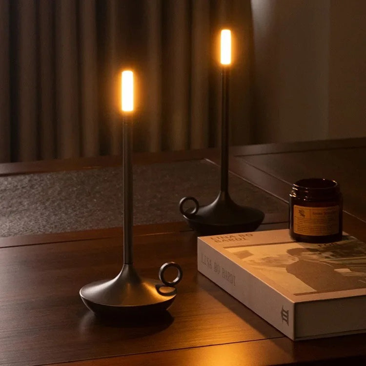 Superbe lampe en métal en forme de bougie avec interrupteur tactile, recharge USB, éclairage blanc chaud ajustable, design créatif pour une ambiance chaleureuse et vintage. La livraison prioritaire est offerte !