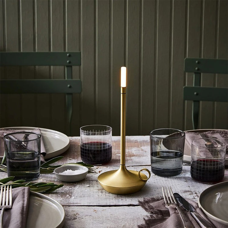 Superbe lampe en métal en forme de bougie avec interrupteur tactile, recharge USB, éclairage blanc chaud ajustable, design créatif pour une ambiance chaleureuse et vintage. La livraison prioritaire est offerte !