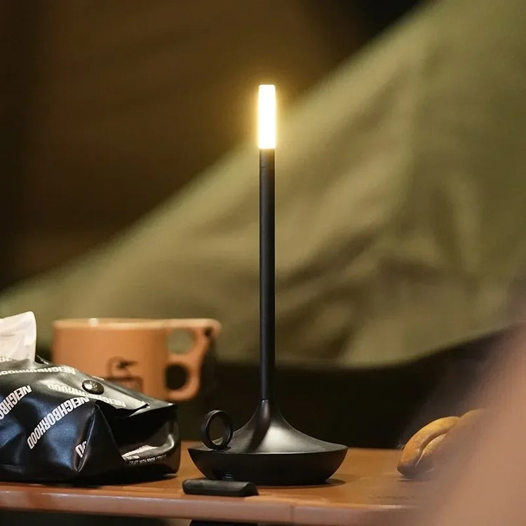 Superbe lampe en métal en forme de bougie avec interrupteur tactile, recharge USB, éclairage blanc chaud ajustable, design créatif pour une ambiance chaleureuse et vintage. La livraison prioritaire est offerte !