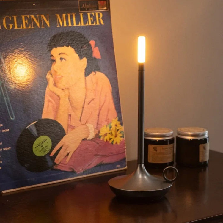 Superbe lampe en métal en forme de bougie avec interrupteur tactile, recharge USB, éclairage blanc chaud ajustable, design créatif pour une ambiance chaleureuse et vintage. La livraison prioritaire est offerte !
