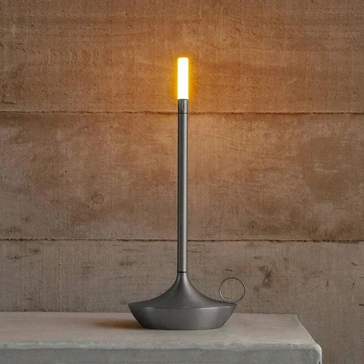 Superbe lampe en métal en forme de bougie avec interrupteur tactile, recharge USB, éclairage blanc chaud ajustable, design créatif pour une ambiance chaleureuse et vintage. La livraison prioritaire est offerte !