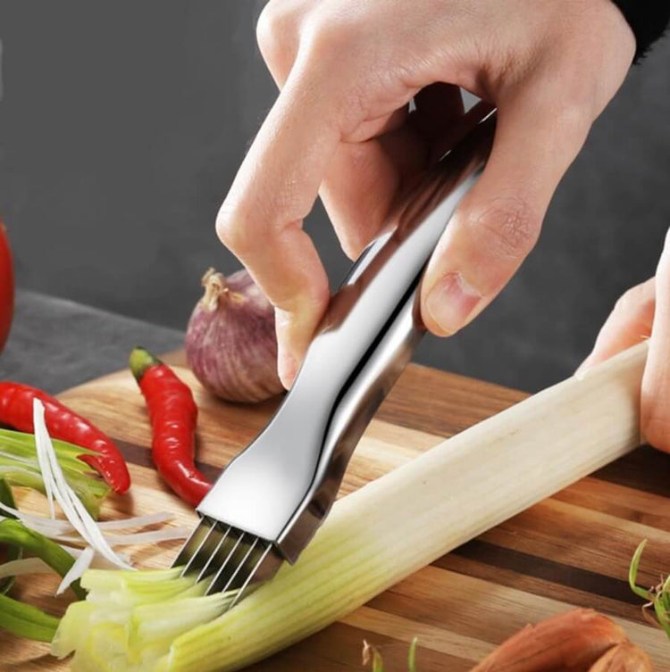 Coupe-légumes à 6 lames en acier inoxydable, idéal pour faciliter la préparation de vos salades, soupes et plats cuisinés • La livraison est offerte!