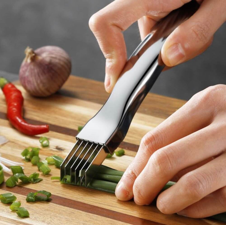 Coupe-légumes à 6 lames en acier inoxydable, idéal pour faciliter la préparation de vos salades, soupes et plats cuisinés • La livraison est offerte!