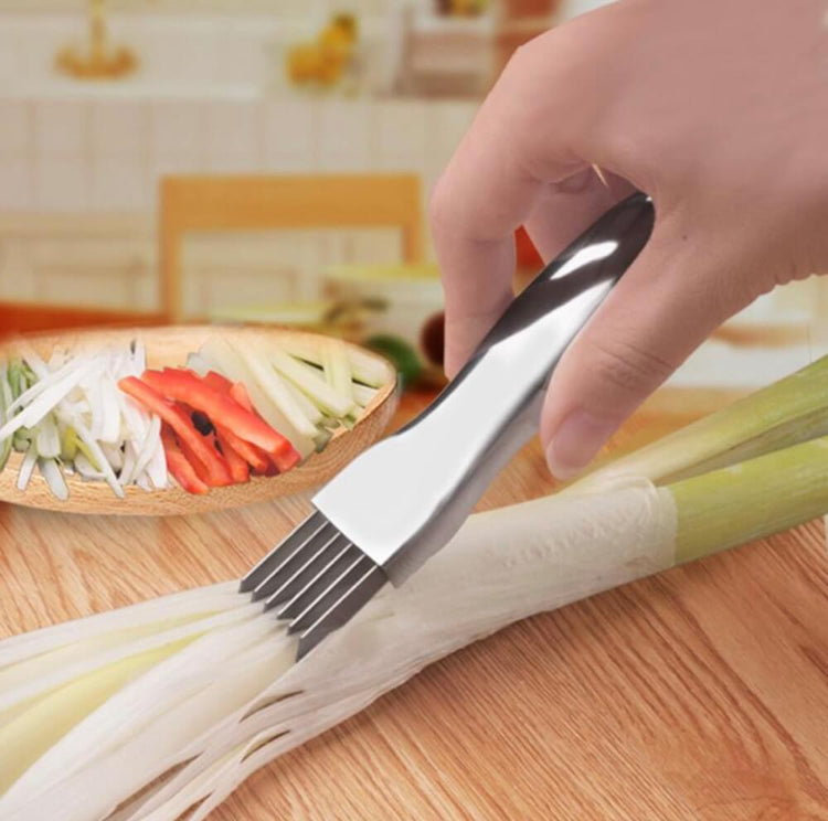 Coupe-légumes à 6 lames en acier inoxydable, idéal pour faciliter la préparation de vos salades, soupes et plats cuisinés • La livraison est offerte!