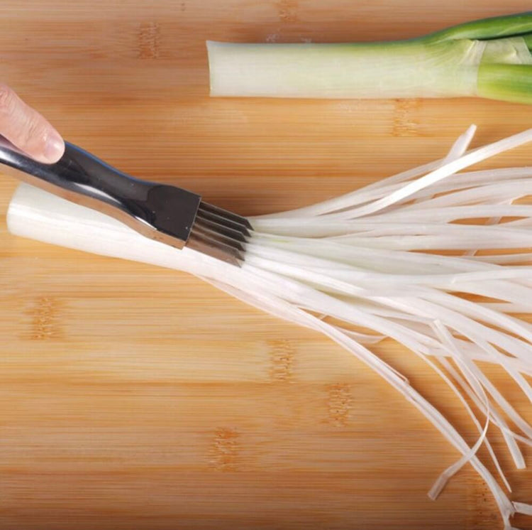 Coupe-légumes à 6 lames en acier inoxydable, idéal pour faciliter la préparation de vos salades, soupes et plats cuisinés • La livraison est offerte!