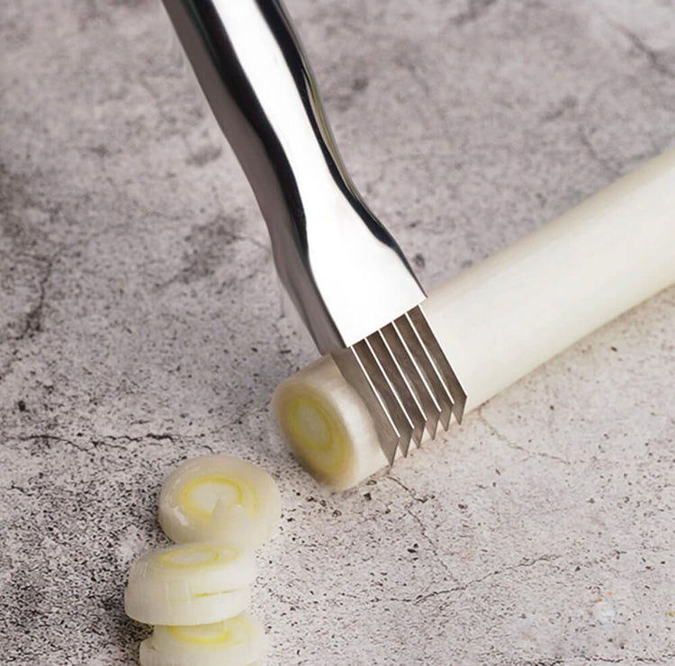 Coupe-légumes à 6 lames en acier inoxydable, idéal pour faciliter la préparation de vos salades, soupes et plats cuisinés • La livraison est offerte!
