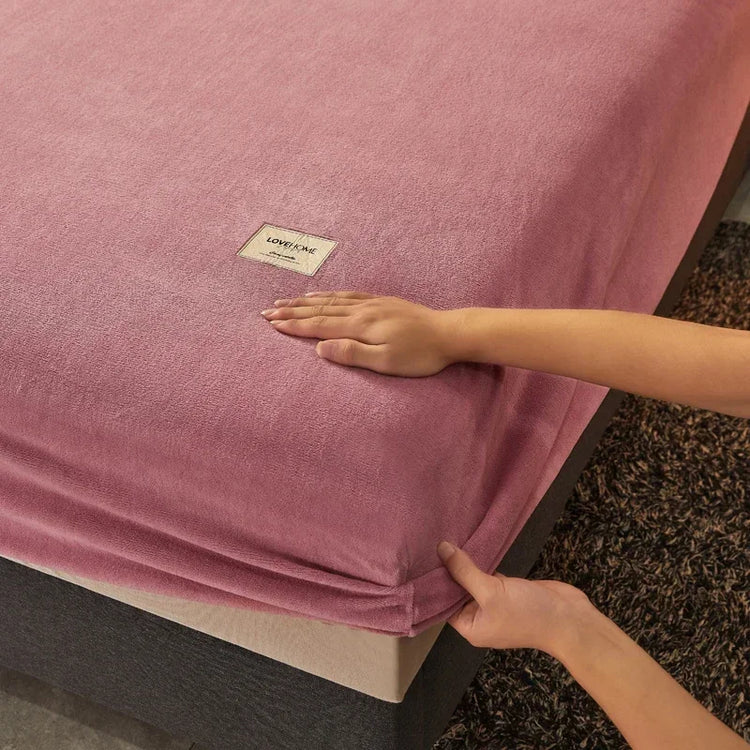 Drap-housse en velours épais, ultra-doux et chaud pour l’automne et l’hiver, ajustement parfait grâce à son pourtour extensible, haute qualité, douceur enveloppante et confort chaleureux pour des nuits réconfortantes. Livraison offerte !