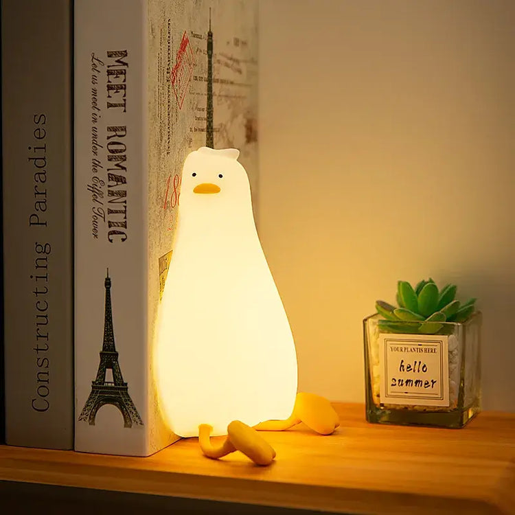 Amusante lampe veilleuse en forme de canard au repos, silicone souple, 3 intensités, veilleuse réconfortante, mignonne et humoristique, rechargeable via câble inclus. Pour les jeunes de cœur, de l'enfance à l'âge adulte. La livraison est incluse !