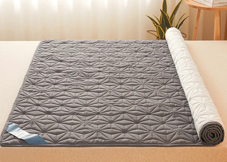 Protège-matelas Premium pour l'automne-hiver, 100 % imperméable, en coton respirant, haut de gamme qualité hôtel, matelassé, avec bande élastique, douillet et offrant un confort accru. Adapté aux matelas jusqu'à 40 cm. Livraison prioritaire offerte !