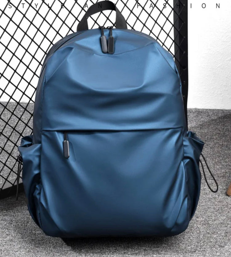 Superbe sac à dos en vinyle dense et robuste • Grand format 43 x 30 x 13 cm •  3 couleurs disponibles • Imperméable • Compatible avec ordinateur portable et tablette • Travail, voyages, vacances, loisirs, sports, week-ends, etc. Livraison offerte !