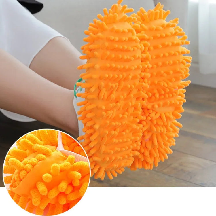 Une paire de chaussons de nettoyage en microfibre chenille ultra-absorbante, lavables et réutilisables, pour dépoussiérage rapide, capture des poils et saletés, utilisables aussi sur balai ou serpillière. Livraison offerte !