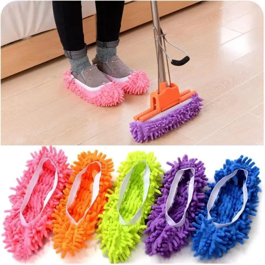 Une paire de chaussons de nettoyage en microfibre chenille ultra-absorbante, lavables et réutilisables, pour dépoussiérage rapide, capture des poils et saletés, utilisables aussi sur balai ou serpillière. Livraison offerte !