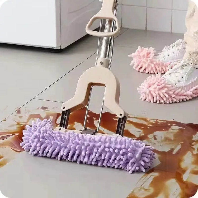 Une paire de chaussons de nettoyage en microfibre chenille ultra-absorbante, lavables et réutilisables, pour dépoussiérage rapide, capture des poils et saletés, utilisables aussi sur balai ou serpillière. Livraison offerte !