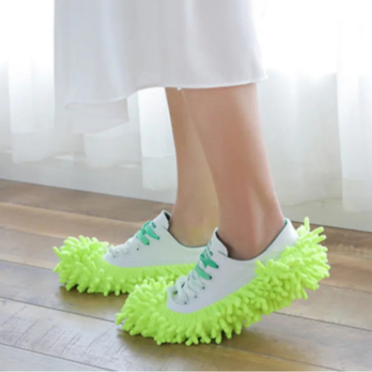 Une paire de chaussons de nettoyage en microfibre chenille ultra-absorbante, lavables et réutilisables, pour dépoussiérage rapide, capture des poils et saletés, utilisables aussi sur balai ou serpillière. Livraison offerte !