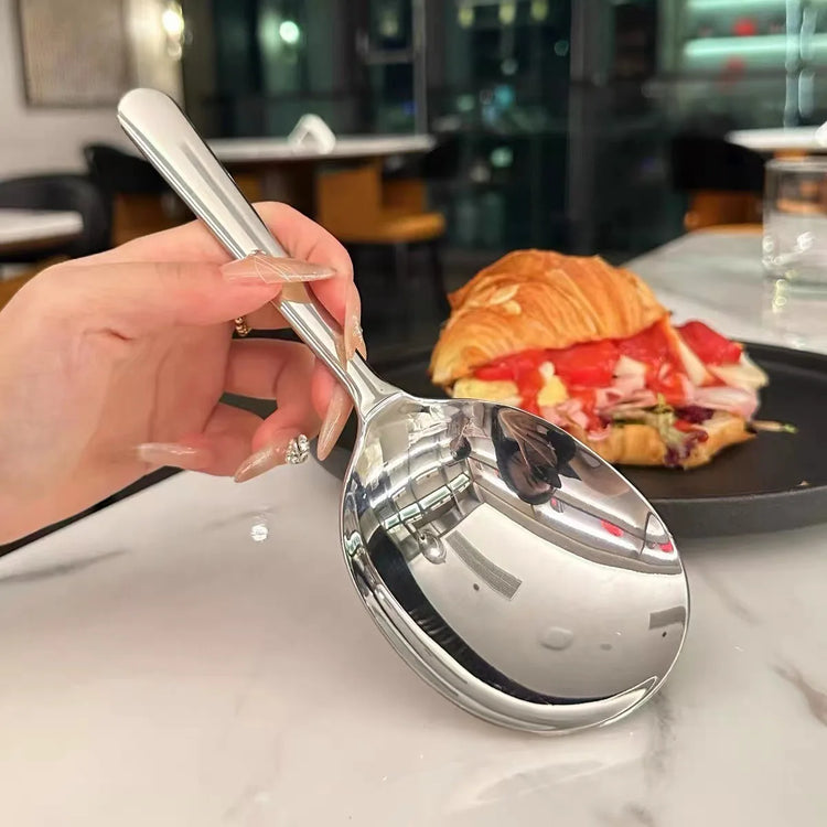 Lot de 2 cuillères-louches en inox haut de gamme, une perforée et une pleine, robustes, brillantes, résistantes à la rouille, idéales pour servir, égoutter et cuisiner au quotidien avec élégance. Livraison offerte !