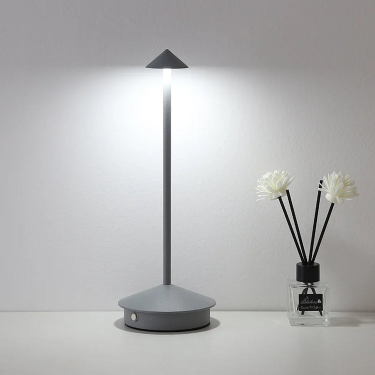 Magnifique lampe de table LED tactile rechargeable, 3 modes d’éclairage chaud-froid-naturel, intensité variable, autonomie jusqu’à 40 heures, design élégant en aluminium. La livraison prioritaire est offerte !