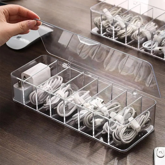 Magnifique organisateur de câbles, boîte transparente à 8 compartiments avec couvercle amovible, rangement de divers petits items. Coup de coeur. La livraison est offerte!