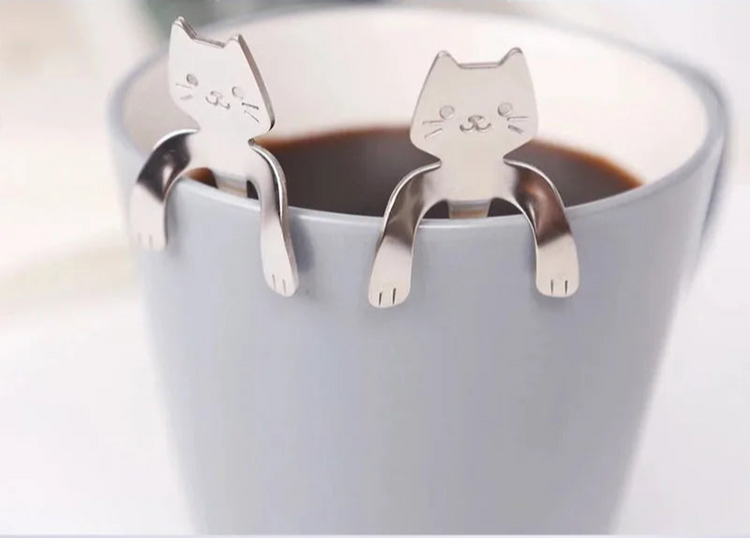 Cuillères à café en forme de chat suspendu, lot de 2 pièces en acier inoxydable 304, design ludique et élégant avec pattes qui s’accrochent au rebord de la tasse,   idéales pour café, thé, desserts et glaces. Livraison offerte !
