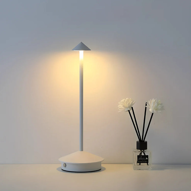 Magnifique lampe de table LED tactile rechargeable, 3 modes d’éclairage chaud-froid-naturel, intensité variable, autonomie jusqu’à 40 heures, design élégant en aluminium. La livraison prioritaire est offerte !