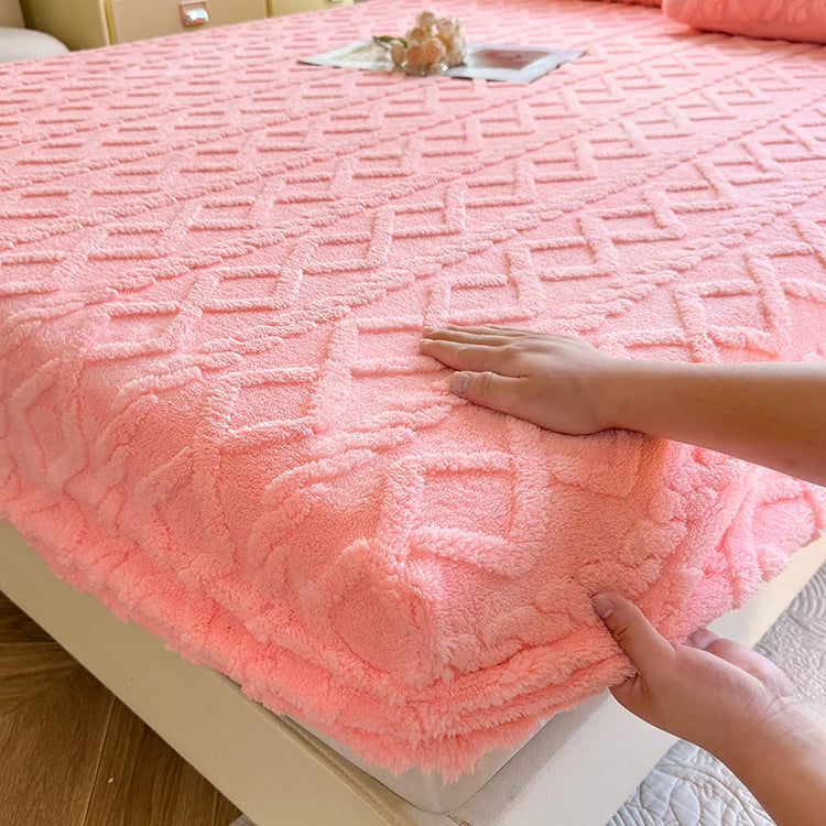 Drap-housse d’hiver en polaire épaisse, ultra-doux et chaleureux, maintien parfait grâce à son pourtour extensible, confort cocooning pour nuits froides, qualité supérieure 500 fils, idéal pour l’automne et l’hiver. Livraison offerte !