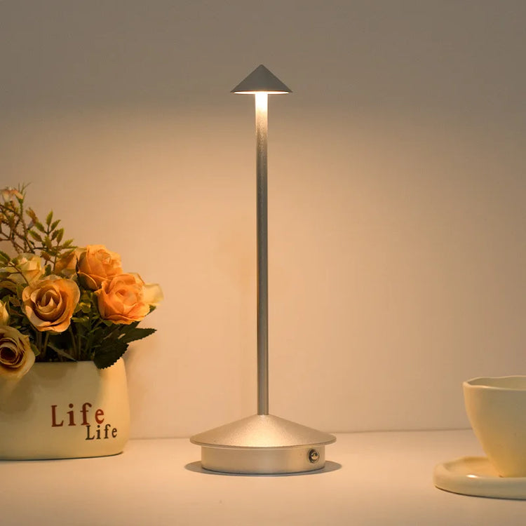 Magnifique lampe de table LED tactile rechargeable, 3 modes d’éclairage chaud-froid-naturel, intensité variable, autonomie jusqu’à 40 heures, design élégant en aluminium. La livraison prioritaire est offerte !