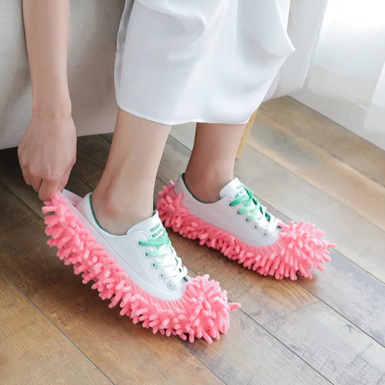 Une paire de chaussons de nettoyage en microfibre chenille ultra-absorbante, lavables et réutilisables, pour dépoussiérage rapide, capture des poils et saletés, utilisables aussi sur balai ou serpillière. Livraison offerte !