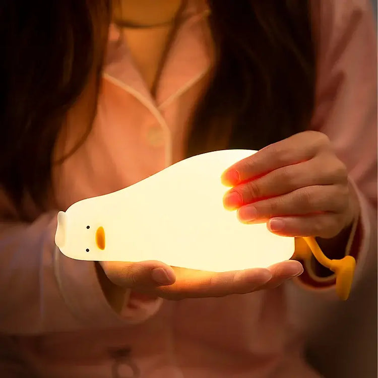 Amusante lampe veilleuse en forme de canard au repos, silicone souple, 3 intensités, veilleuse réconfortante, mignonne et humoristique, rechargeable via câble inclus. Pour les jeunes de cœur, de l'enfance à l'âge adulte. La livraison est incluse !