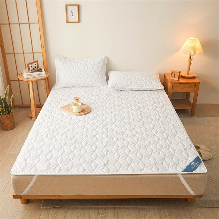 Protège-matelas Premium pour l'automne-hiver, 100 % imperméable, en coton respirant, haut de gamme qualité hôtel, matelassé, avec bande élastique, douillet et offrant un confort accru. Adapté aux matelas jusqu'à 40 cm. Livraison prioritaire offerte !